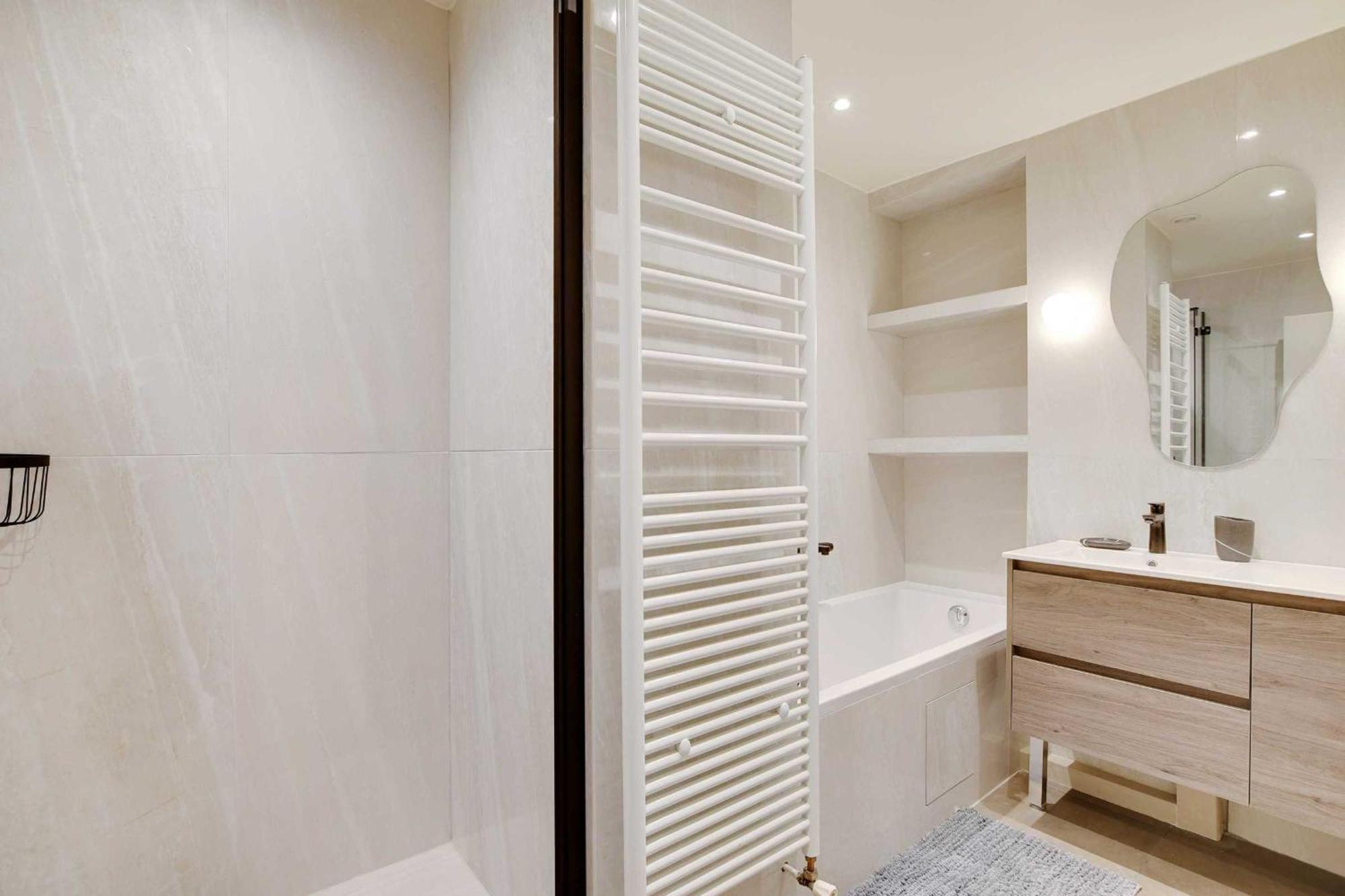 Modern Elegance A Stone's Throw From The Arc De Triomphe Appartamento