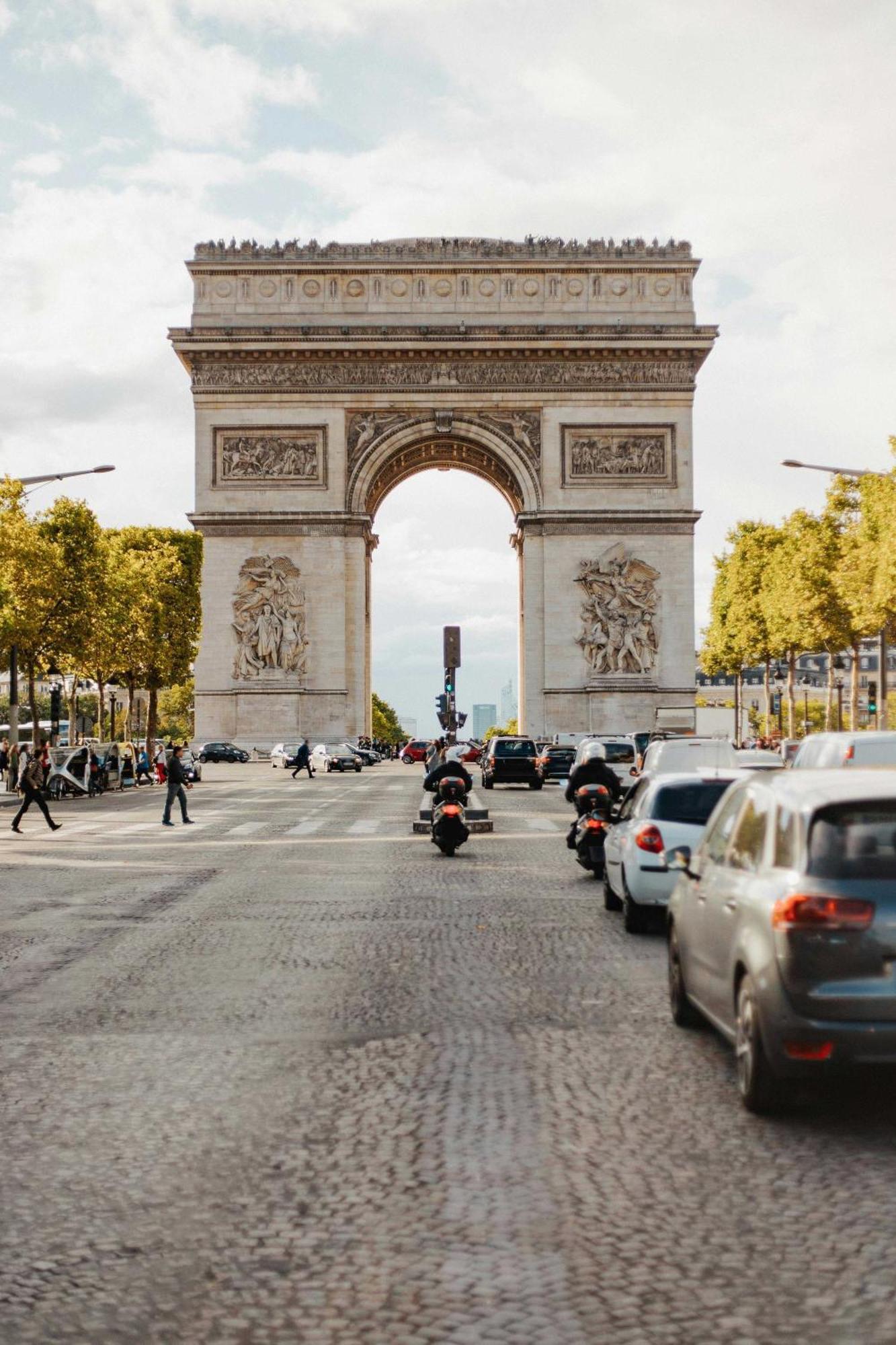 Modern Elegance A Stone's Throw From The Arc De Triomphe Parigi